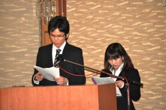 三枝洋喜理学療法士（左）、佐野麻美看護師の演題発表