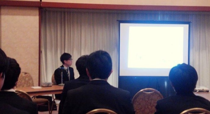 演題発表を行った小林健太郎理学療法士（前列右２人目）